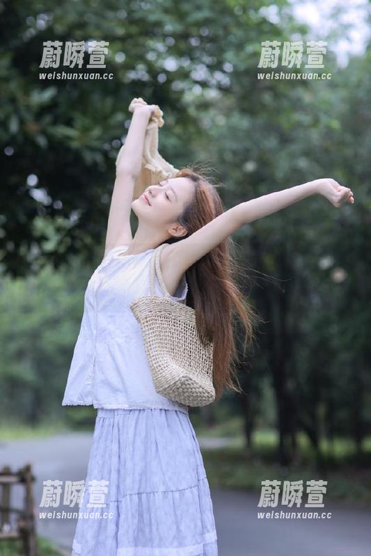 155hl.fun导航：你以为能避开八卦的狂风暴雨？别傻了。