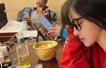 一边刷cg51视频，一边盯着屏幕：这剧情真是来劲