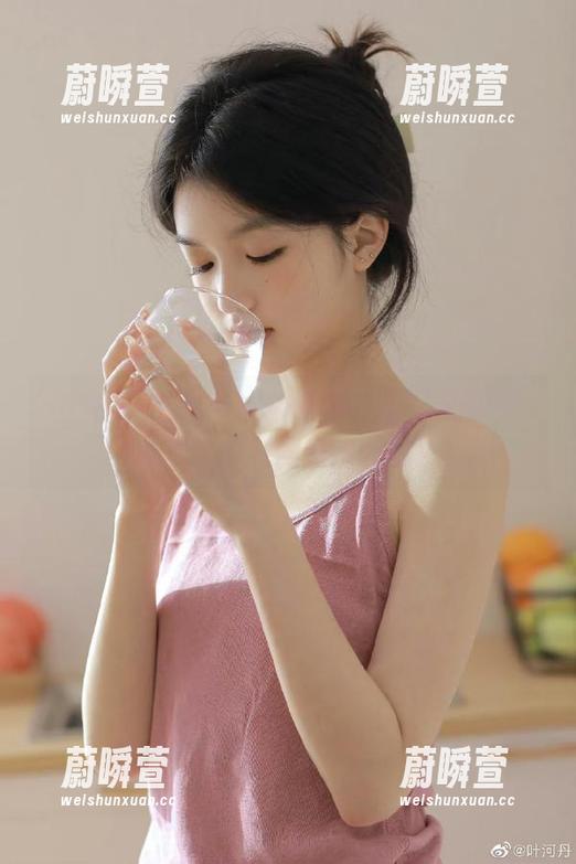 “hlw”app里的配图好有意思，真想拿它们当桌面壁纸！