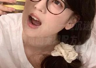 一边吃瓜，一边沉迷于网红黑料网页的无趣配方。