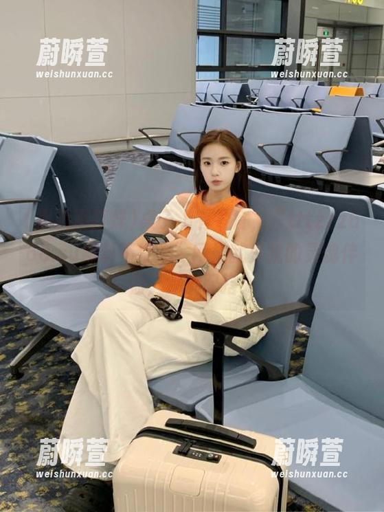 桌子上有零食，“tttzzz668.su黑料不打烊”网站就是我的灵魂伴侣，完美配搭！